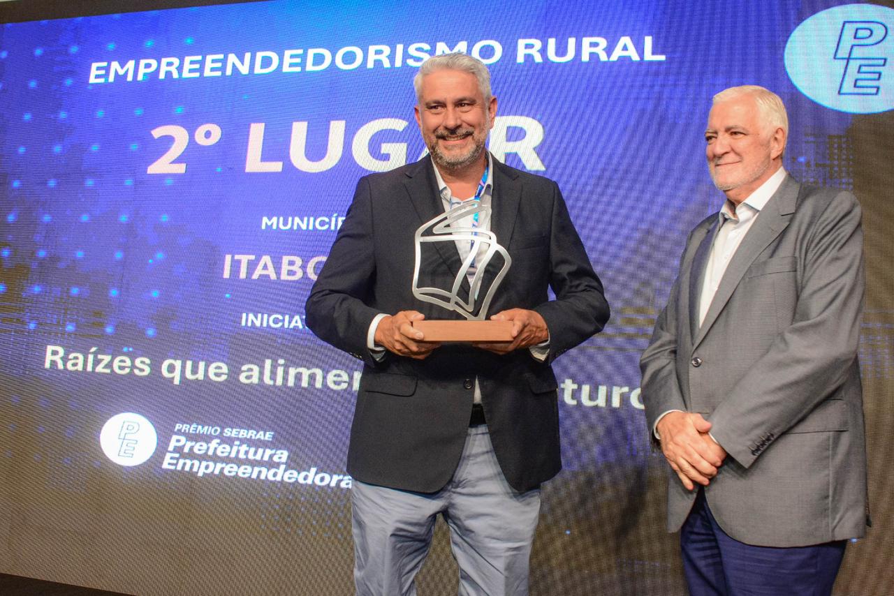 Abílio Pereira recebendo o troféu de 2º lugar do Prêmio Sebrae Prefeitura Empreendedora