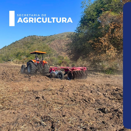 Trator preparando a terra